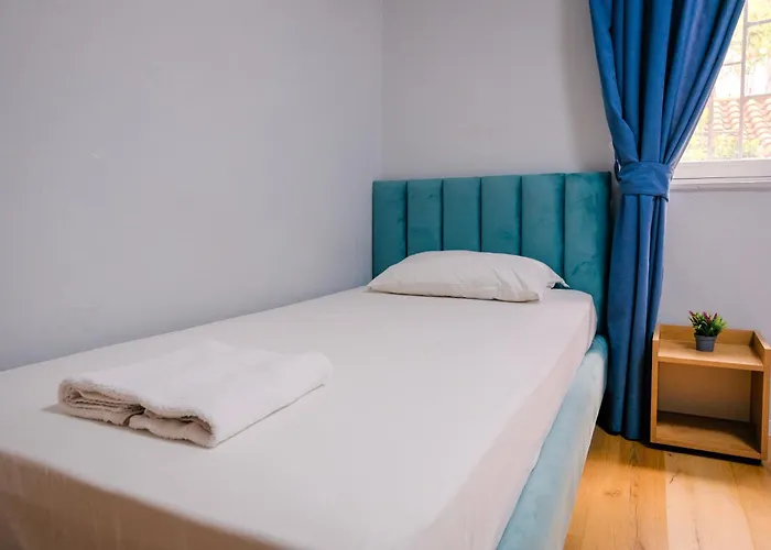 - Steps Form New Bazaar * 티라나